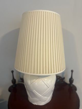 Lámpara de mesa blanca con pantalla plisada