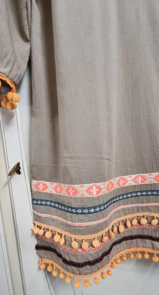 Copricostume Mya Beige con Pomponcini Arancioni