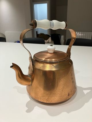 Tetera de cobre macizo y porcelana