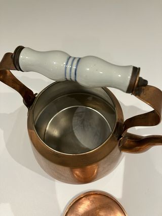 Tetera de cobre macizo y porcelana