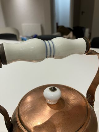 Tetera de cobre macizo y porcelana