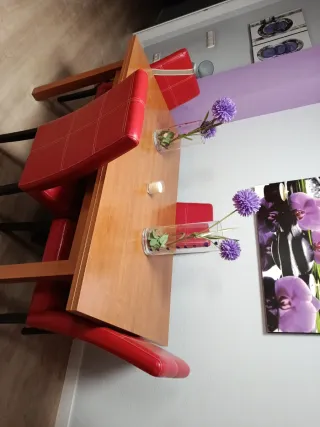 Mesa de comedor de madera y sillas de piel