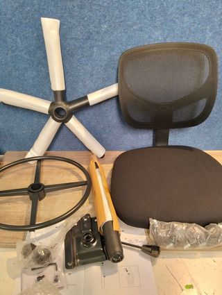 SONGMICS Silla de Malla Giratoria, Altura y Reposapiés Regulables