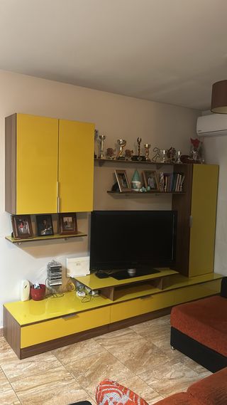 Mueble de salón amarillo