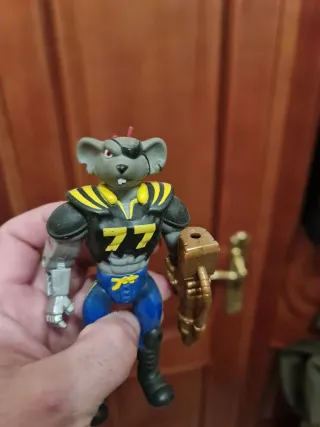 Figura de acción de rata con parche y arma