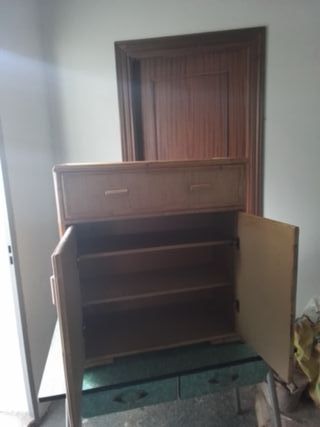 Mueble pequeño de bambú y mimbre