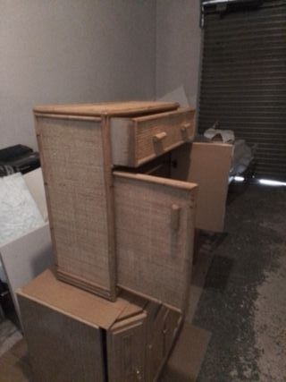 Mueble pequeño de bambú y mimbre