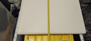 Mesa plegable blanca y amarilla