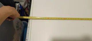 Mesa plegable blanca y amarilla