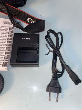 Fotocamera Canon EOS 2000D + Accessori