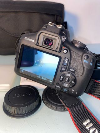 Fotocamera Canon EOS 2000D + Accessori