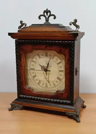 Reloj clásico de sobremesa.