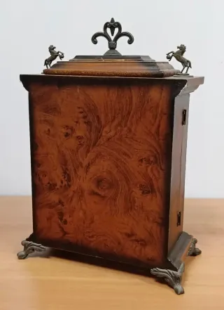 Reloj clásico de sobremesa.