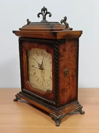 Reloj clásico de sobremesa.