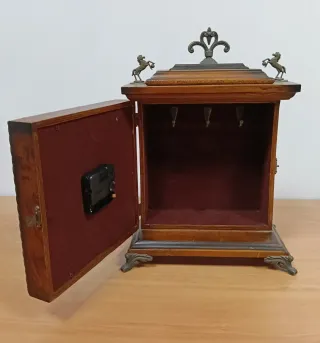 Reloj clásico de sobremesa.