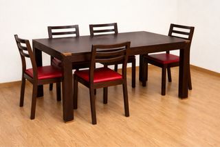 Mesa de comedor extensible y seis sillas