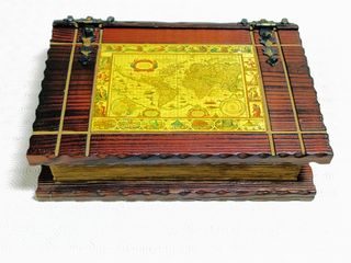 Caixa em madeira maciça em formato livro com mapa