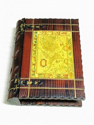 Caixa em madeira maciça em formato livro com mapa