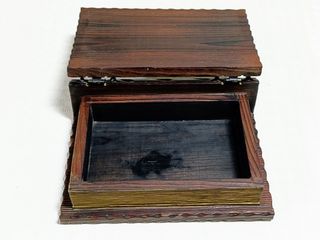 Caixa em madeira maciça em formato livro com mapa