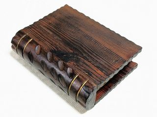 Caixa em madeira maciça em formato livro com mapa