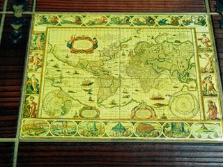 Caixa em madeira maciça em formato livro com mapa