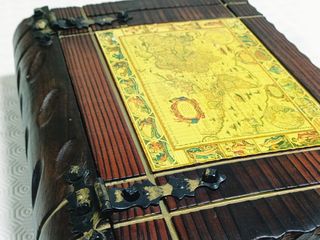 Caixa em madeira maciça em formato livro com mapa