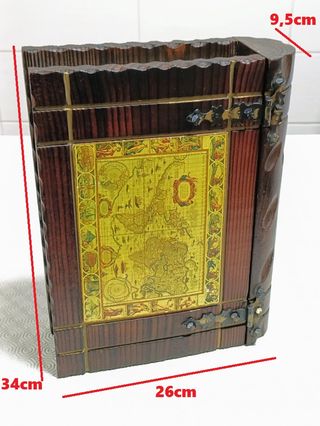 Caixa em madeira maciça em formato livro com mapa