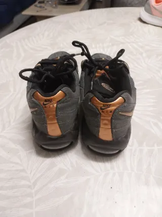 Zapatillas Nike Air Gris y Dorado