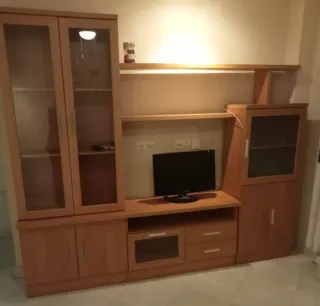 Mueble de salón de madera y cristal.