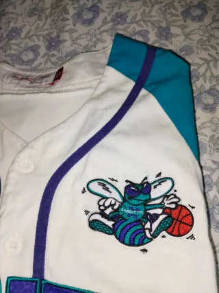 los Charlotte Hornets de la NBA, camiseta beisbol