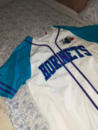 los Charlotte Hornets de la NBA, camiseta beisbol