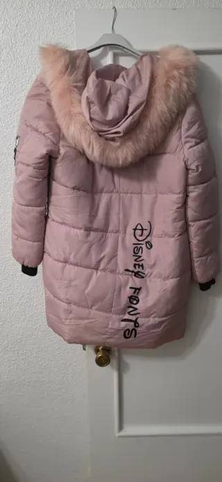 Chaqueta rosa con capucha y pelo