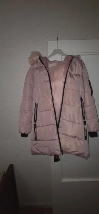 Chaqueta rosa con capucha y pelo