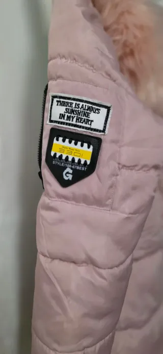 Chaqueta rosa con capucha y pelo