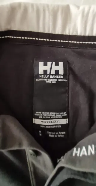 Polo Helly Hansen negro cuello blanco M bordado.