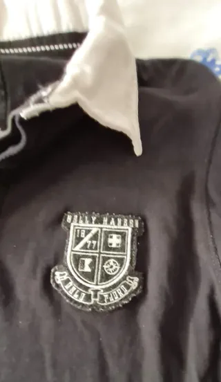 Polo Helly Hansen negro cuello blanco M bordado.