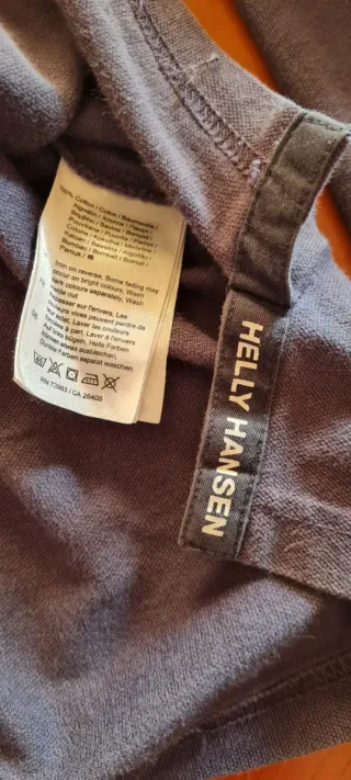 Polo Helly Hansen negro cuello blanco M bordado.
