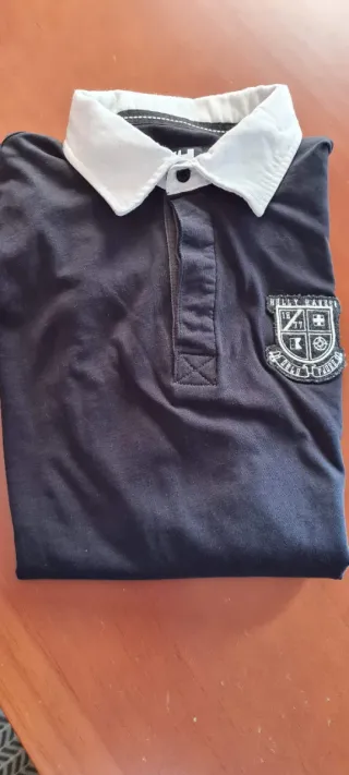 Polo Helly Hansen negro cuello blanco M bordado.