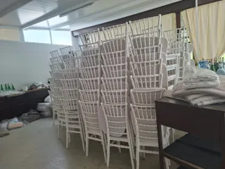 Sillas de resina blancas apilables