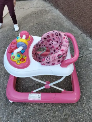 Correpasillos rosa con juguetes