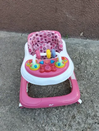 Correpasillos rosa con juguetes