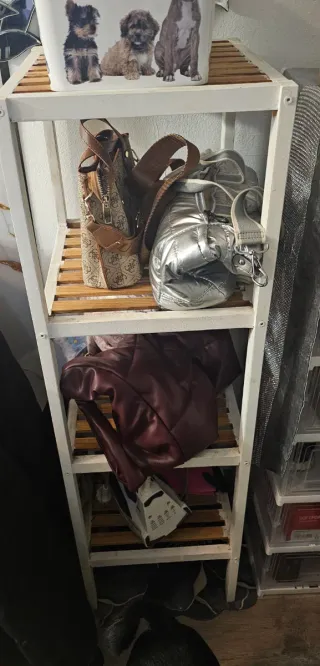 Estantería de madera y metal