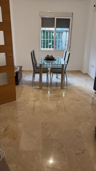 Mesa y 4 sillas comedor cristal y metal