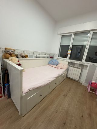 Diván blanco modelo IKEA HEMNES con colchones.