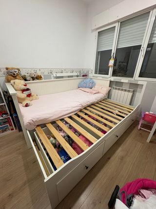 Diván blanco modelo IKEA HEMNES con colchones.