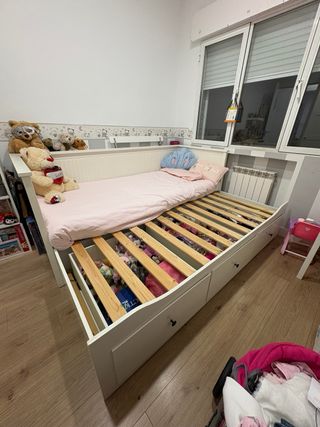 Diván blanco modelo IKEA HEMNES con colchones.