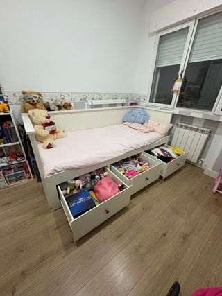 Diván blanco modelo IKEA HEMNES con colchones.