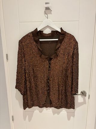 Conjunto marrón lentejuelas y volantes