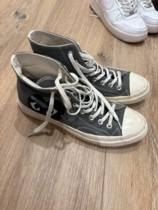 Zapatillas grises altas con cordones