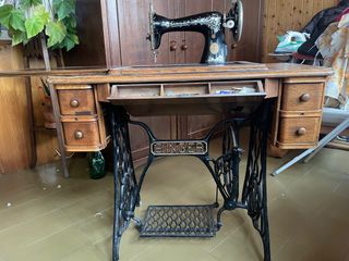 Máquina de coser Singer antigua de mesa